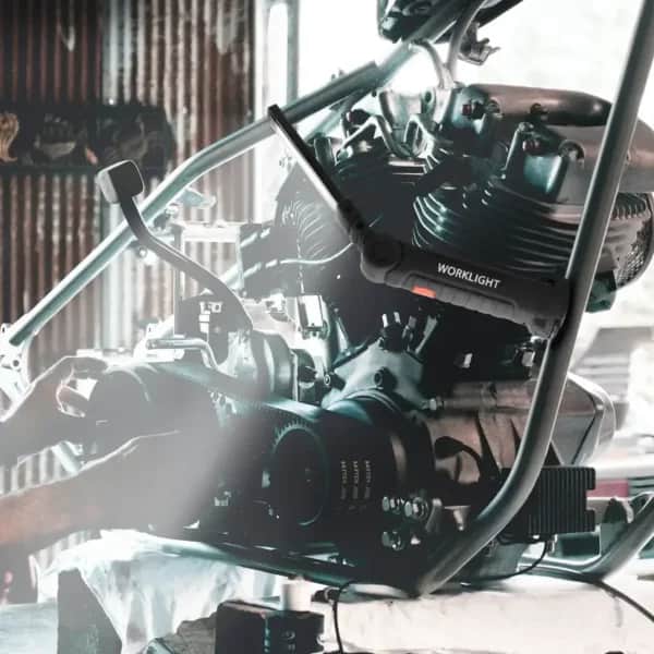 Lampe de travail Dealeez installée près d’un moteur