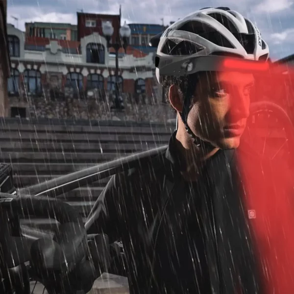 Cycliste utilisant la lampe frontale Dealeez version rouge