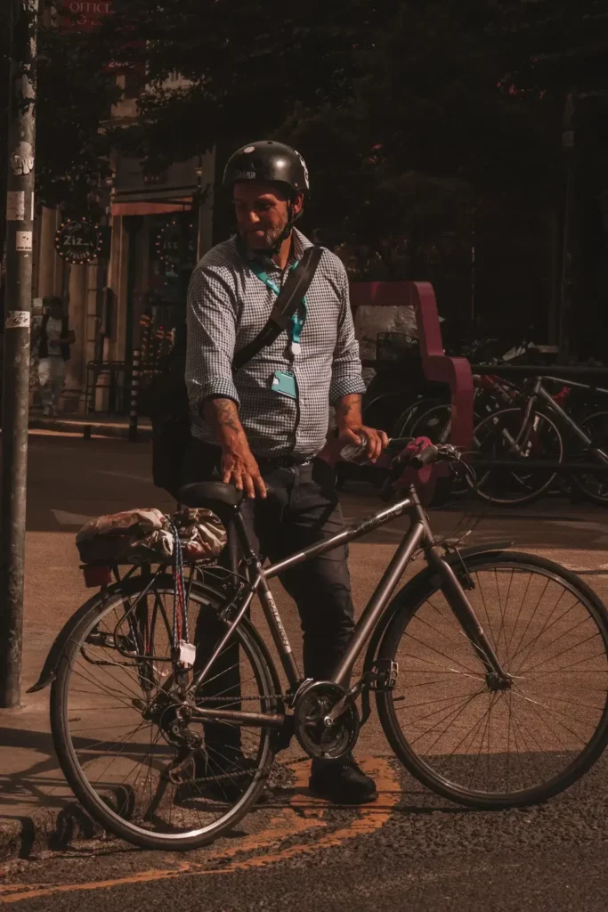 Ein Mann fährt mit seinem Fahrrad zur Arbeit, während es dunkel ist
