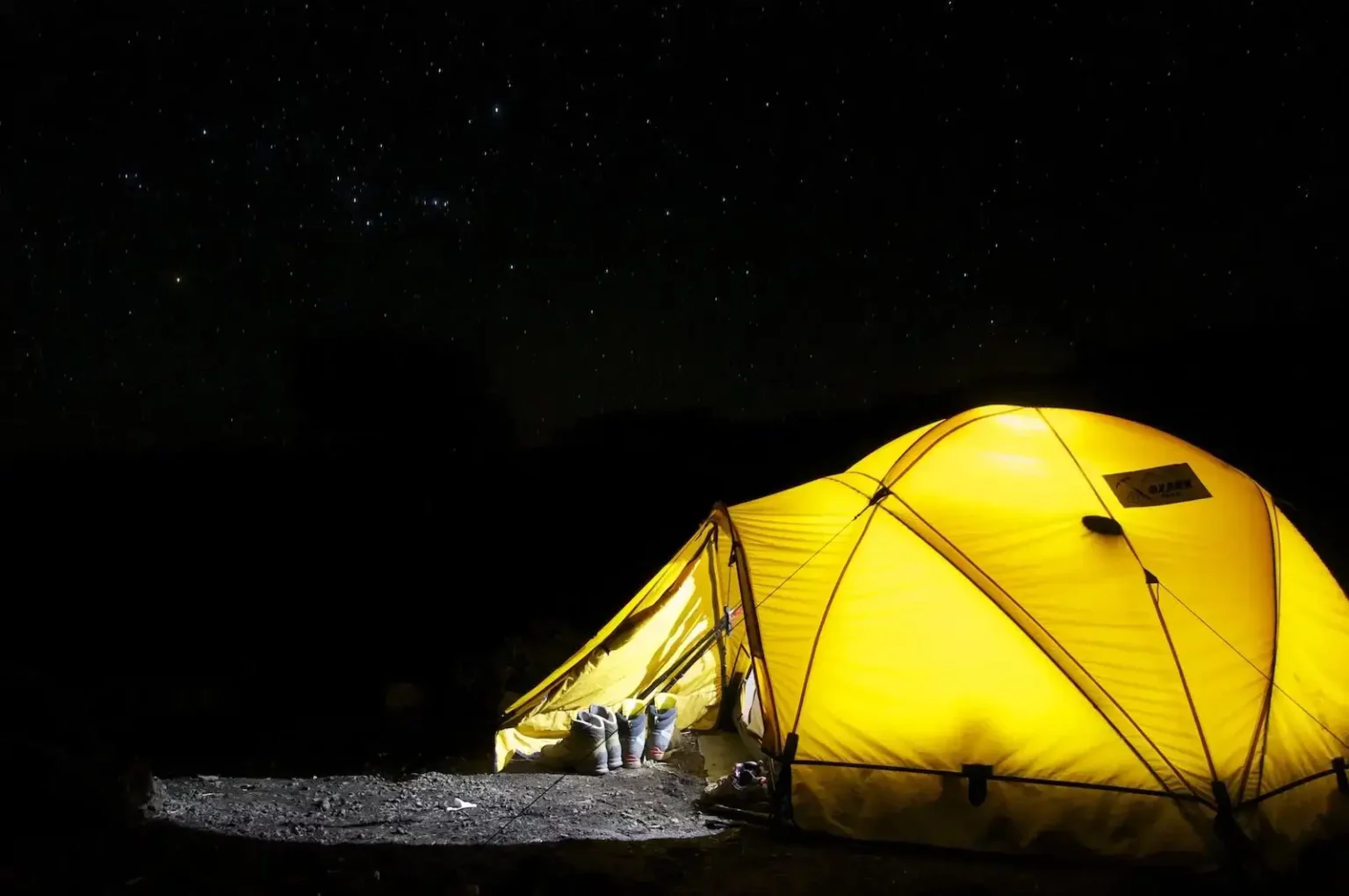 Une tente illuminée dans la nuit