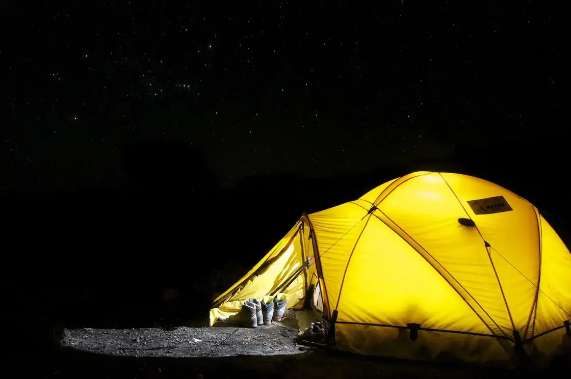 Ein Zelt, das in der Nacht beleuchtet wird